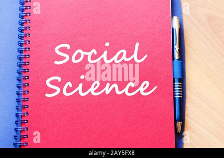 Social science schreibt am Notebook Stockfoto