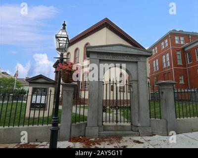 Newport, Rhode Island-September 2017: Tor an der Straße von Touro Synague, der ältesten Synagoge der Vereinigten Staaten, die im Jahr 1764 erbaut wurde. Stockfoto