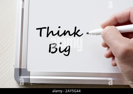 Think Big auf dem Whiteboard geschrieben Stockfoto