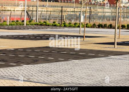 Parkbuchten auf leerem Parkplatz Stockfoto