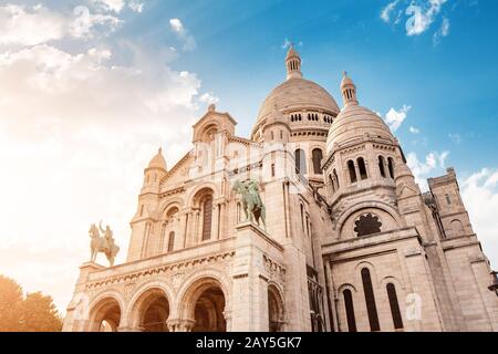 Romantischer Pariser Sonnenuntergang über der Sacre Coeur Basilika auf dem Montmartre Hügel. Das Wahrzeichen von Frankreich Stockfoto