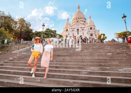 25. Juli 2019, Paris, Frankreich: Touristenmassen, die in der Nähe von Basilique du Sacre Coeur auf dem Hügel von Montmartre spazieren gehen. Berühmtes Reiseziel Stockfoto