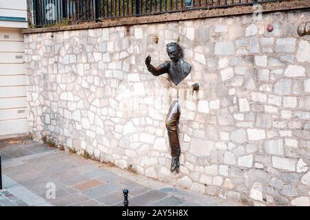 Juli 2019, Paris, Frankreich: Skulptur eines Mannes, der durch die Wände des Romans des Schriftstellers Marcel Aime geht Stockfoto