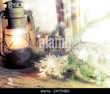 Fenster mit alter Laterne - Nahaufnahme Stockfoto