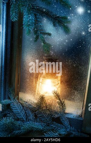 Fenster mit alter Laterne - Nahaufnahme Stockfoto