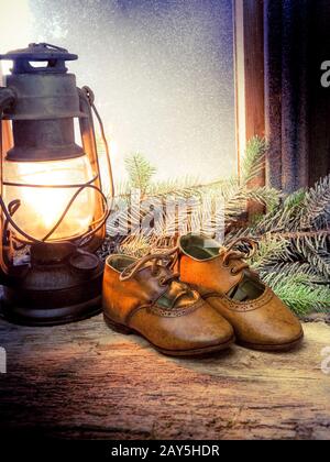 Lederschuhe an Holz-Fensterbank Stockfoto