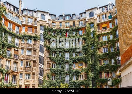 Wohnhaus mit Grünivy, Paris Stockfoto