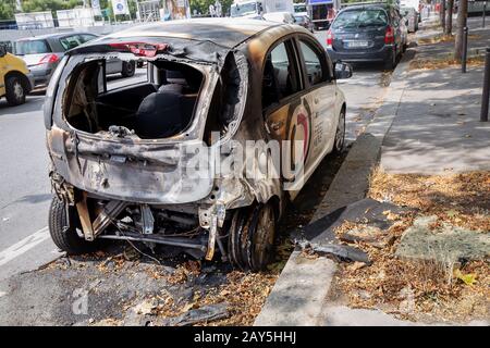 25. Juli 2019, Paris, Frankreich: Verbranntes Auto auf den Straßen von Paris Stockfoto