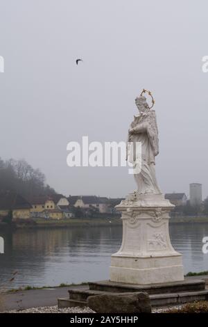 Statue des heiligen Johannes Nepomuk in Aschach an der Donau - Österreich Stockfoto