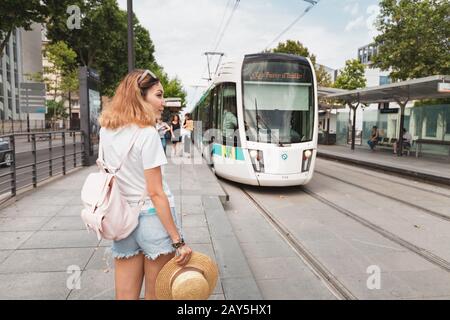 25. Juli 2019, Paris, Frankreich: Passagiere an der Straßenbahnhaltestelle in Paris Stockfoto