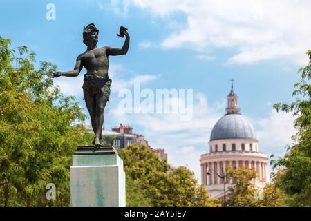 26. Juli 2019, Paris, Frankreich: Blick auf das Pantheon-Gebäude von den Luxemburger Gärten mit Skulpturen im Vordergrund Stockfoto