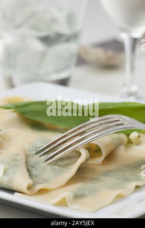 Frische Bärlauch Pasta mit Gabel Stockfoto