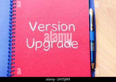 Version Upgrade schreibt am Notebook Stockfoto