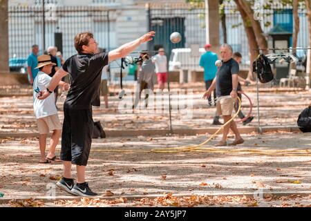 26. Juli 2019, Paris, Frankreich: Ältere Männer spielen ein traditionelles französisches Spiel mit Metallkern - Petanque oder Boccia Stockfoto