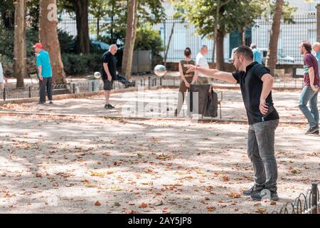 26. Juli 2019, Paris, Frankreich: Ältere Männer spielen ein traditionelles französisches Spiel mit Metallkern - Petanque oder Boccia Stockfoto