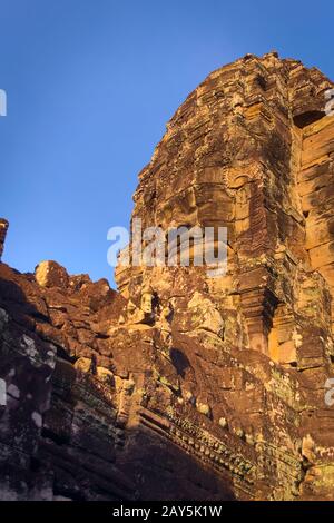 Stein-Aussichtsturm im Bayon-Tempel in Angkor, Kambodscha, der uralten Hauptstadt des Khmer-Imperiums. Blick vom westlichen Innenhof. Stockfoto