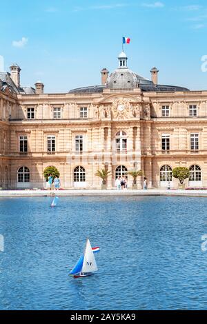 26. Juli 2019, Paris, Frankreich: Luxemburg-Palast im Jardin du Luxembourg. Blick mit Teich mit kleinen Booten Stockfoto