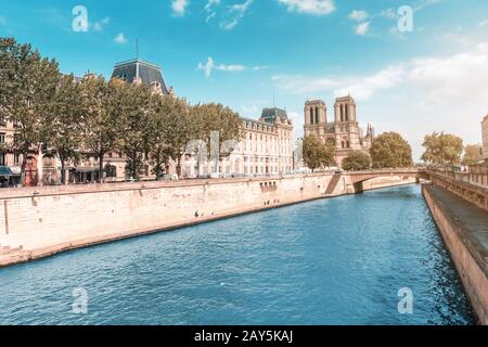 Blick auf die berühmte Kathedrale Notre Dame de Paris von der Brücke Saint Michel. Bild nach schrecklichem Brand am 15. april 2019 gemacht Stockfoto