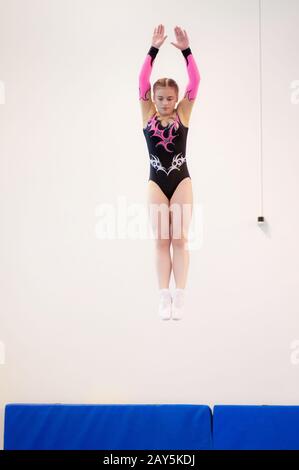 Orenburg, Russland - 19. April 2016: Mädchen treten im Trampolinspringen an Stockfoto