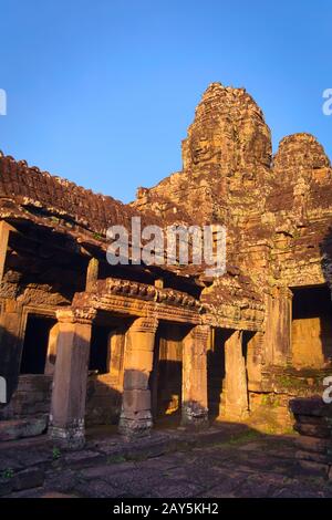 Der innere westliche Innenhof des Bayon-Tempels befindet sich in Angkor, Kambodscha, der uralten Hauptstadt des Khmer-Imperiums. Stockfoto