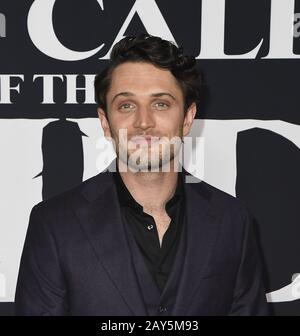 13. Februar 2020, Hollywood, CA, USA: 13. Februar 2020 - Hollywood, Kalifornien - Colin Woodell bei der Weltpremiere der Twentieth Century Studios â€ oeThe Call of the Wildâ€ Red Carpet Arrivals im El Capitan Theatre. (Bild: © Dave Safley/ZUMA Wire) Stockfoto