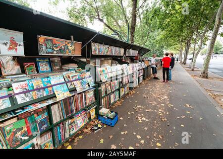 26. Juli 2019, Paris, Frankreich: Traditionelle französische Buchstände in den Straßen Stockfoto