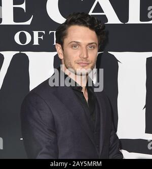 13. Februar 2020, Hollywood, CA, USA: 13. Februar 2020 - Hollywood, Kalifornien - Colin Woodell bei der Weltpremiere der Twentieth Century Studios â€ oeThe Call of the Wildâ€ Red Carpet Arrivals im El Capitan Theatre. (Bild: © Dave Safley/ZUMA Wire) Stockfoto