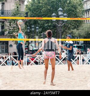 26. Juli 2019, Paris, Frankreich: Open-Beach-Volleyballfestival im Freien auf dem Platz in der Nähe des Rathauses in Paris Stockfoto