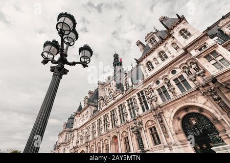 Blick auf das Rathaus Hotel de Ville in Paris. Reiseattraktionen und Reiseziele in Frankreich. Stockfoto