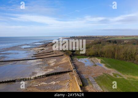 Clipping Beach nach Sturm ciara beschädigte die Meeresschutzanlagen, die von Meerwasser durchbrochen wurden, was zu Überschwemmungen führte, die nach Westen Richtung Bognor Regis blicken. Stockfoto