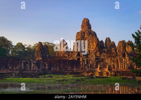 Der Bayon-Tempel befindet sich in Angkor, Kambodscha, der uralten Hauptstadt des Khmer-Imperiums. Allgemeine Außenansicht von der Südwestecke. Stockfoto
