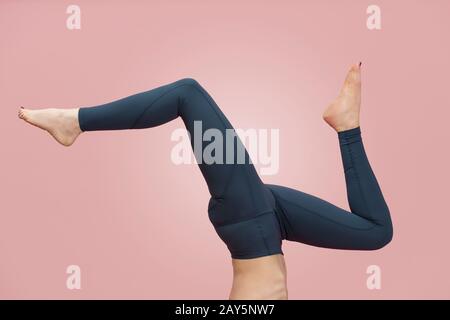 Nahaufnahme einer Frau, die einen Handstand, Beine macht. Stockfoto