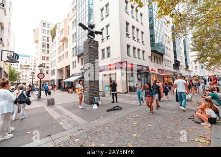 26. Juli 2019, Paris, Frankreich: Gruppe junger Straßenkünstler, die auf den Straßen von Paris auftreten Stockfoto