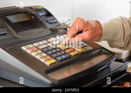 Person zählt auf die Kasse des alten Kaufmanns - Nahaufnahme Stockfoto