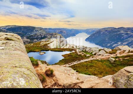 Berge auf dem Weg zum Cliff Preikestolen im Fjord Lysefjord - Norwegen Stockfoto