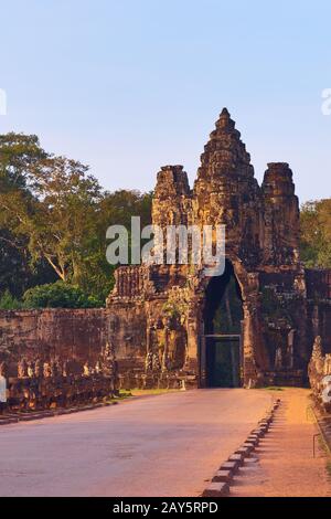Mit Blick auf den Turm über dem Südtor der antiken Stadt Angkor Thom, um den Angkor Wat Tempelkomplex herum, in Siem Reap, Kambodscha. Stockfoto