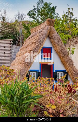 Traditionelles Cottage in Santana, Madeira, Portugal. Stockfoto
