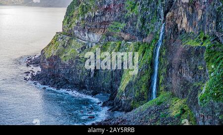 Wasserfallschleier der Frau auf der Insel Madeira, Portugal. Stockfoto