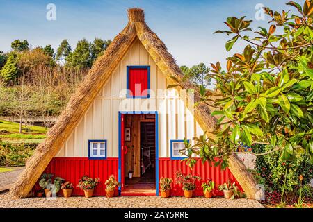 Traditionelles Cottage in Santana, Madeira, Portugal. Stockfoto