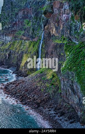 Wasserfallschleier der Frau auf der Insel Madeira, Portugal. Stockfoto