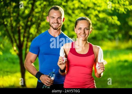 Sportlicher Mann und Frau nach dem Fitness Training Stockfoto