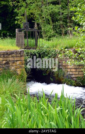 Kleines Schloss auf einem kleinen schwarzen Bach der Farbe. Stockfoto