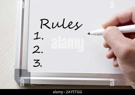 Regeln auf dem Whiteboard geschrieben Stockfoto