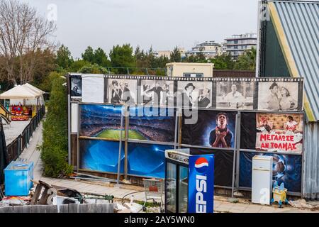 Athen, Griechenland - 26. Januar 2020: Eine Szene des städtischen Verfalls, die verlassene Filmplakate, Kühlschränke und andere Gegenstände in einer Hintergasse in Paleo Faliro umfasst Stockfoto