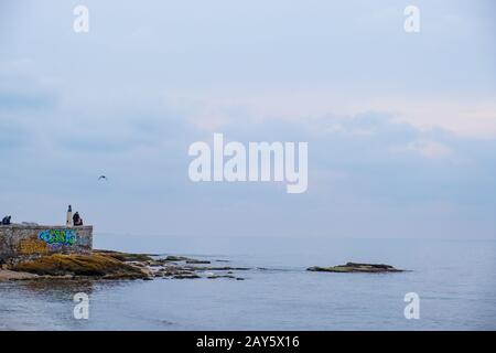 Athen, Griechenland - 26. Januar 2020: Paleo Faliro Küste an einem trübem und nebligen Wintertag. Stockfoto