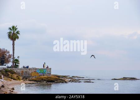 Athen, Griechenland - 26. Januar 2020: Paleo Faliro Küste an einem trübem und nebligen Wintertag. Stockfoto