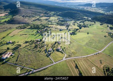 Vogelperspektive auf Kulturland, Straßen und Privathäuser Stockfoto