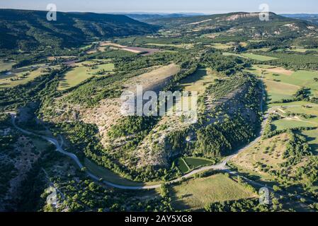 Malerische Aussicht auf grüne Hügel und gepflegtes Land der Provence Stockfoto