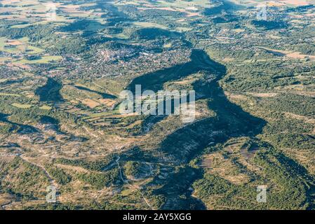 Blick in die Mitte der Luft auf grüne Hügel und kultiviertes Land in der Nähe von Forcalquier Stockfoto