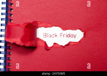 Das Wort schwarzer Freitag erscheint hinter zerrissenes Papier Stockfoto